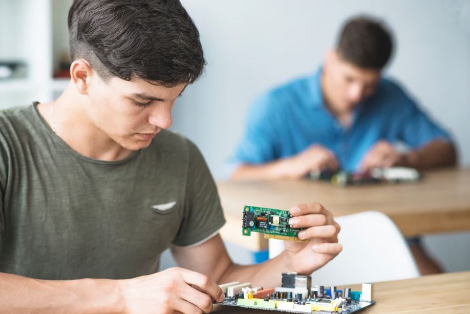 The Micro-PC Wars, CuBox vs. Raspberry Pi in the Battle for the Edge